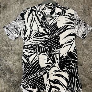 Zara Short Sleeve Button Up Small Relaxed fit